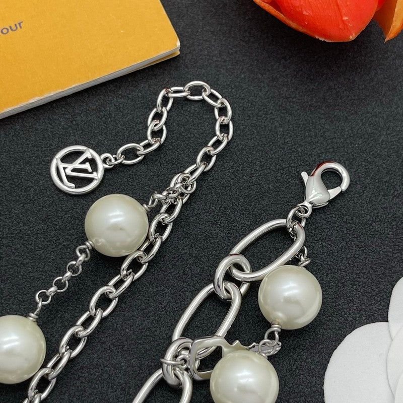 Louis Vuitton Pearl Lock Gold 18K Gold Bracelet