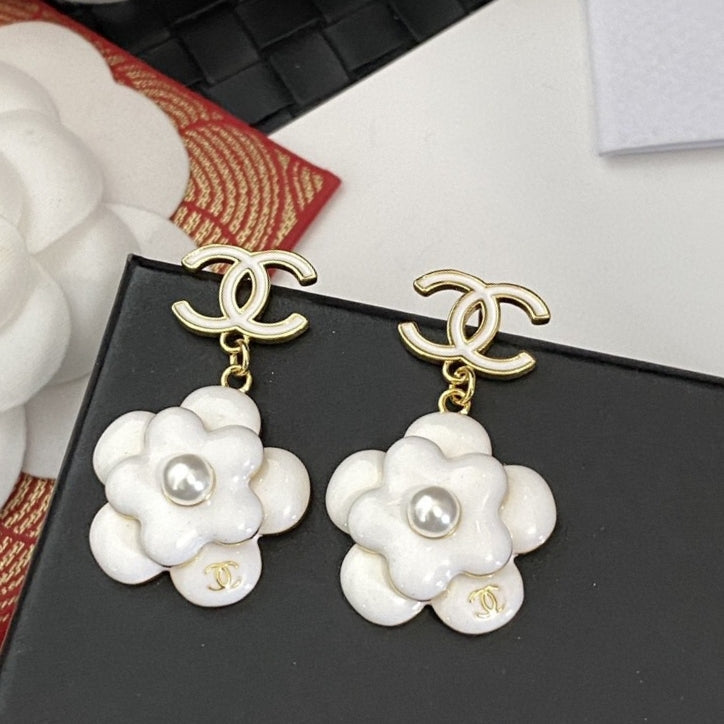 Chanel Flower Pearl 18K Gold Earrings