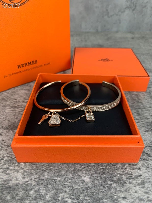 Hermes Kelly Cadenas 18K Gold Bracelet