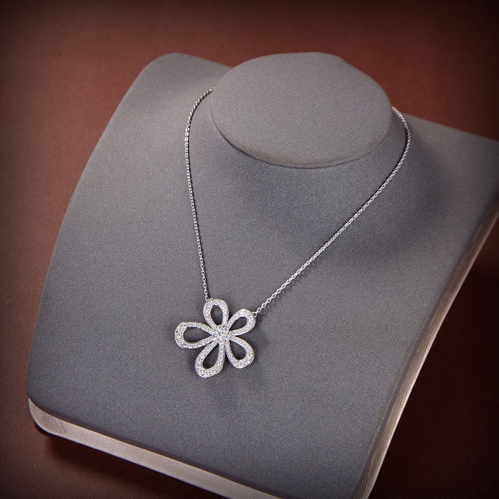Flowerlace Pendant 18K Gold Necklace