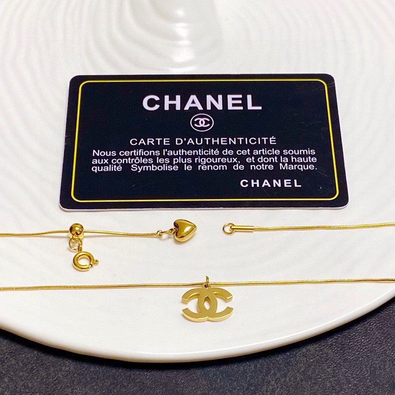 Chanel Heart Pendant Gold 18K Gold Necklace