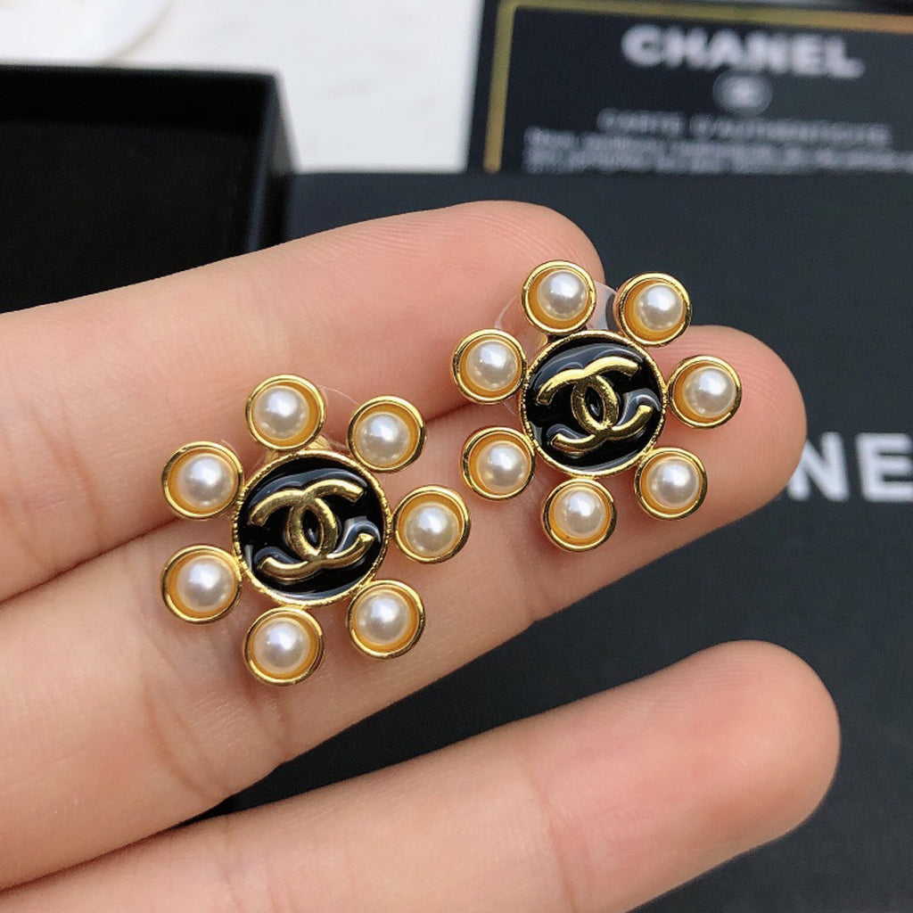 Chanel Flower Pearls 18K Gold Earrings