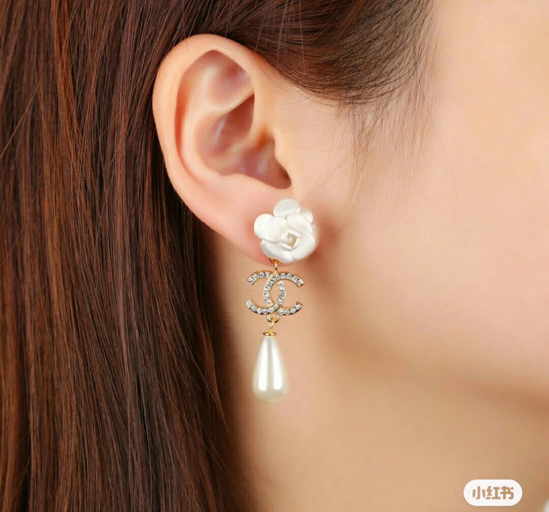 Chanel Flower Pearl 18K Gold Earrings