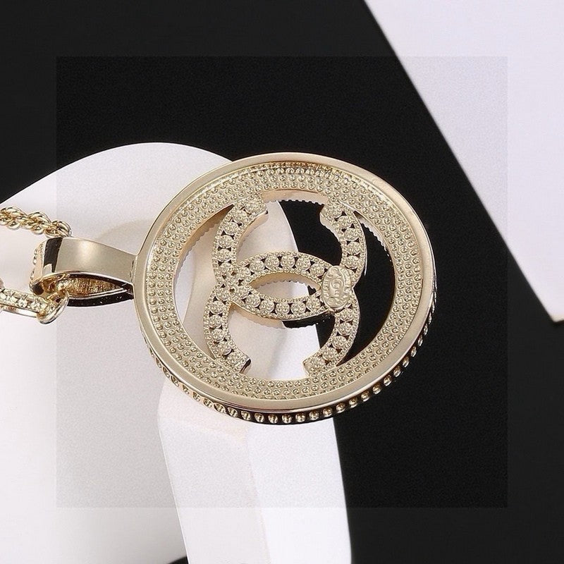 Chanel Pearl Round Gold 18K Gold Necklace