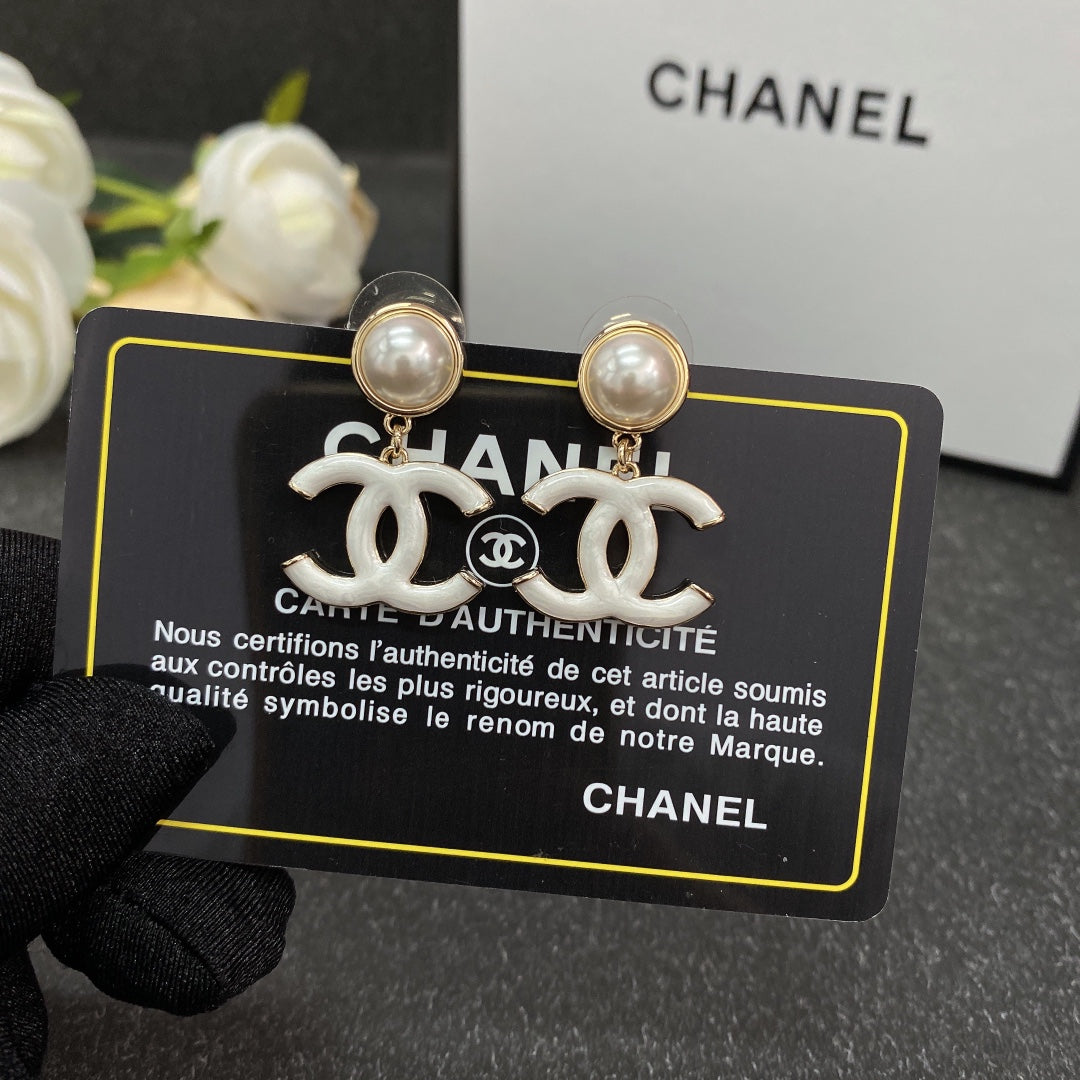 Chanel White Pearl 18K Gold Earrings