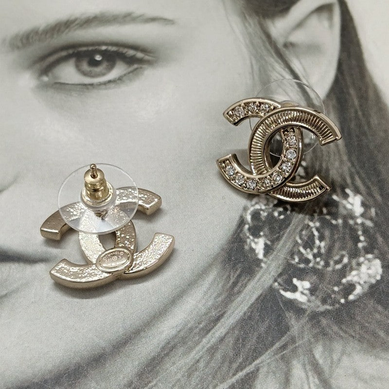Chanel Vintage Diamond Gold 18K Gold Earrings