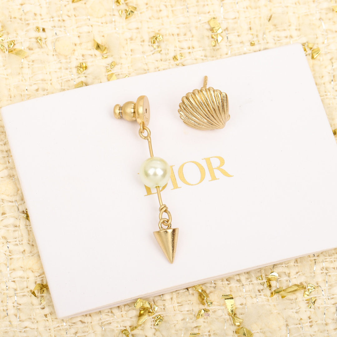 Dior Pearl Pendant 18K Gold Earrings