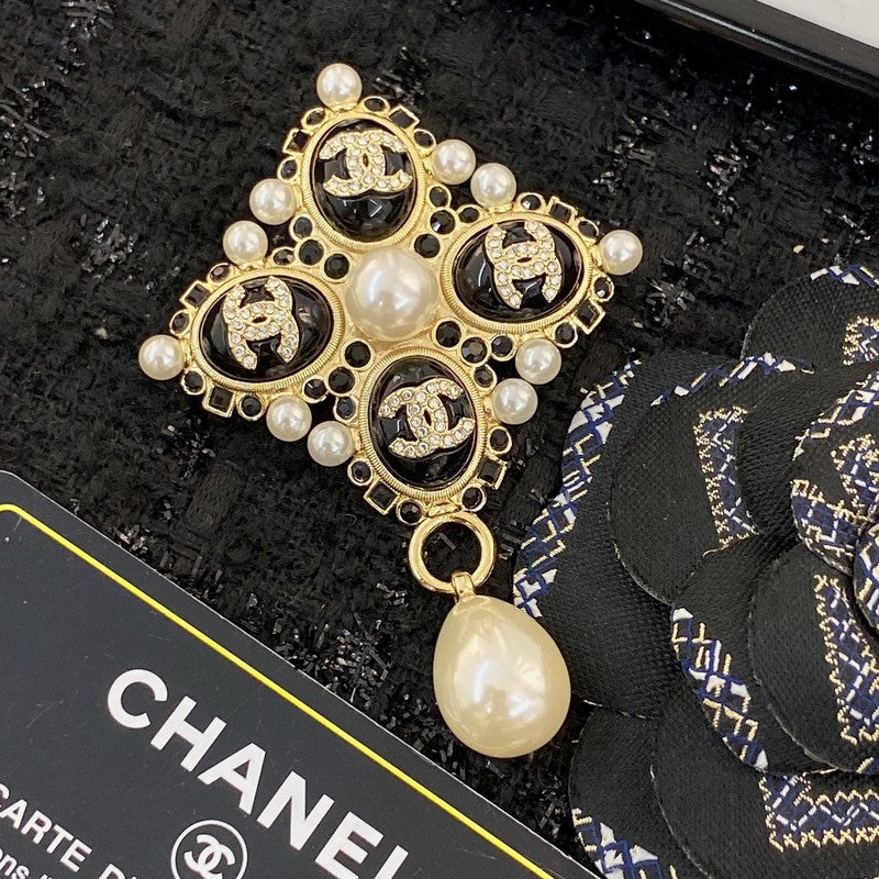 Chanel Pearl Pendant Gold 18K Gold Brooch