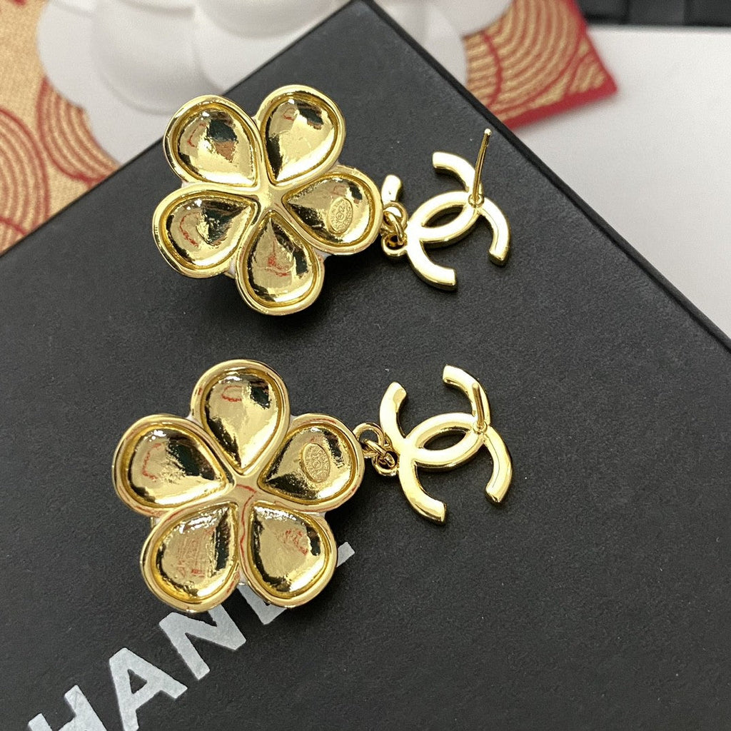 Chanel Flower Pearl 18K Gold Earrings