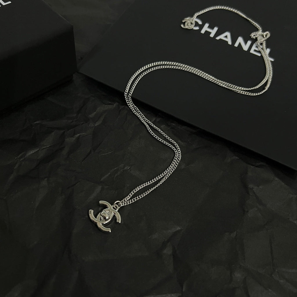 Chanel Vintage 18K Gold Necklace
