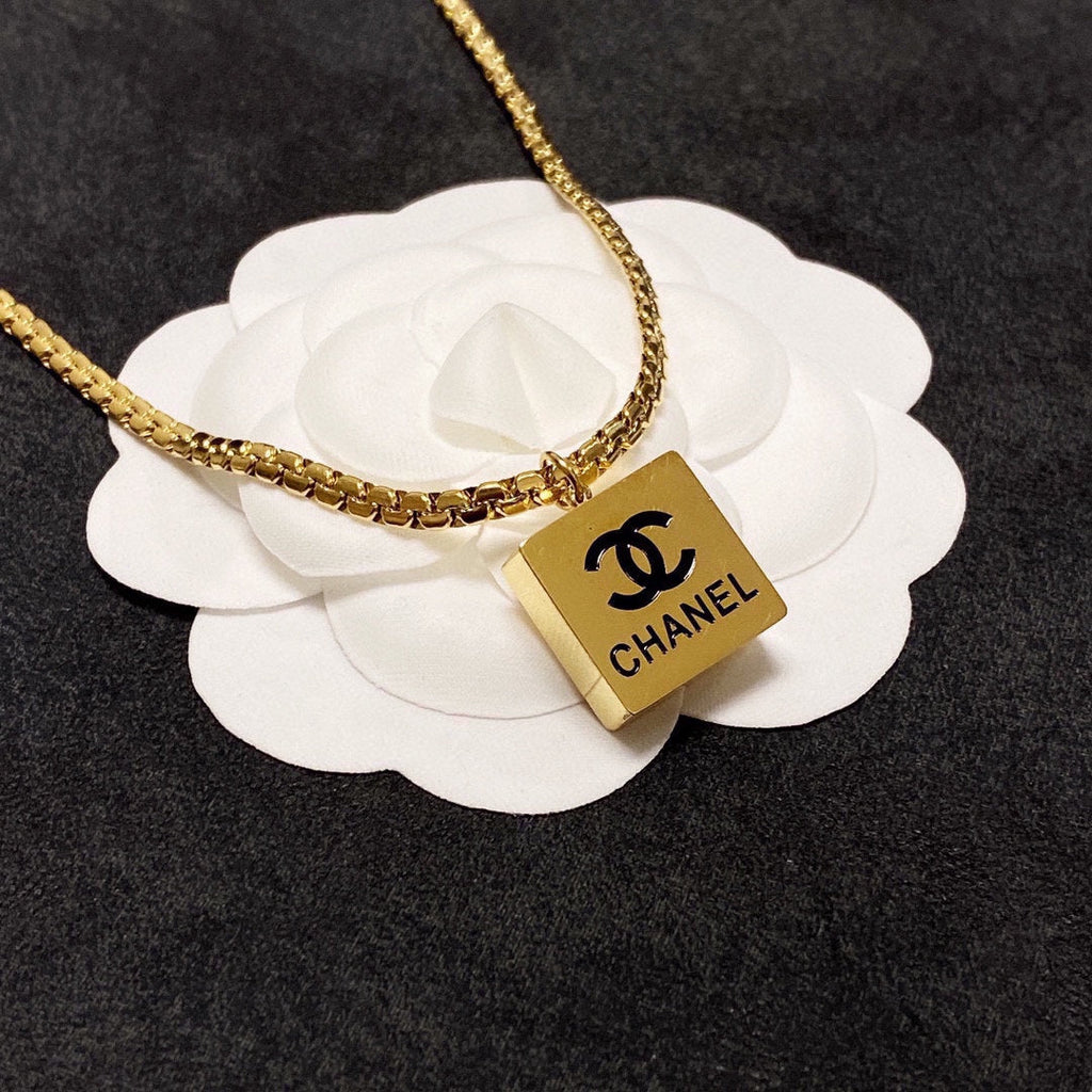 Chanel Pendant 18K Gold Necklace