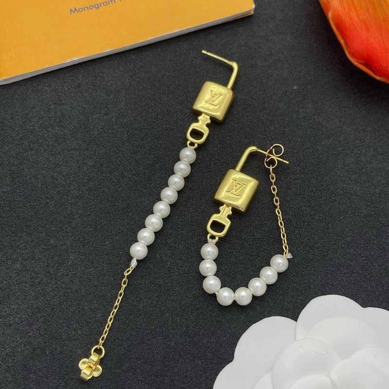 Louis Vuitton Pearl Lock Gold 18K Gold Earrings