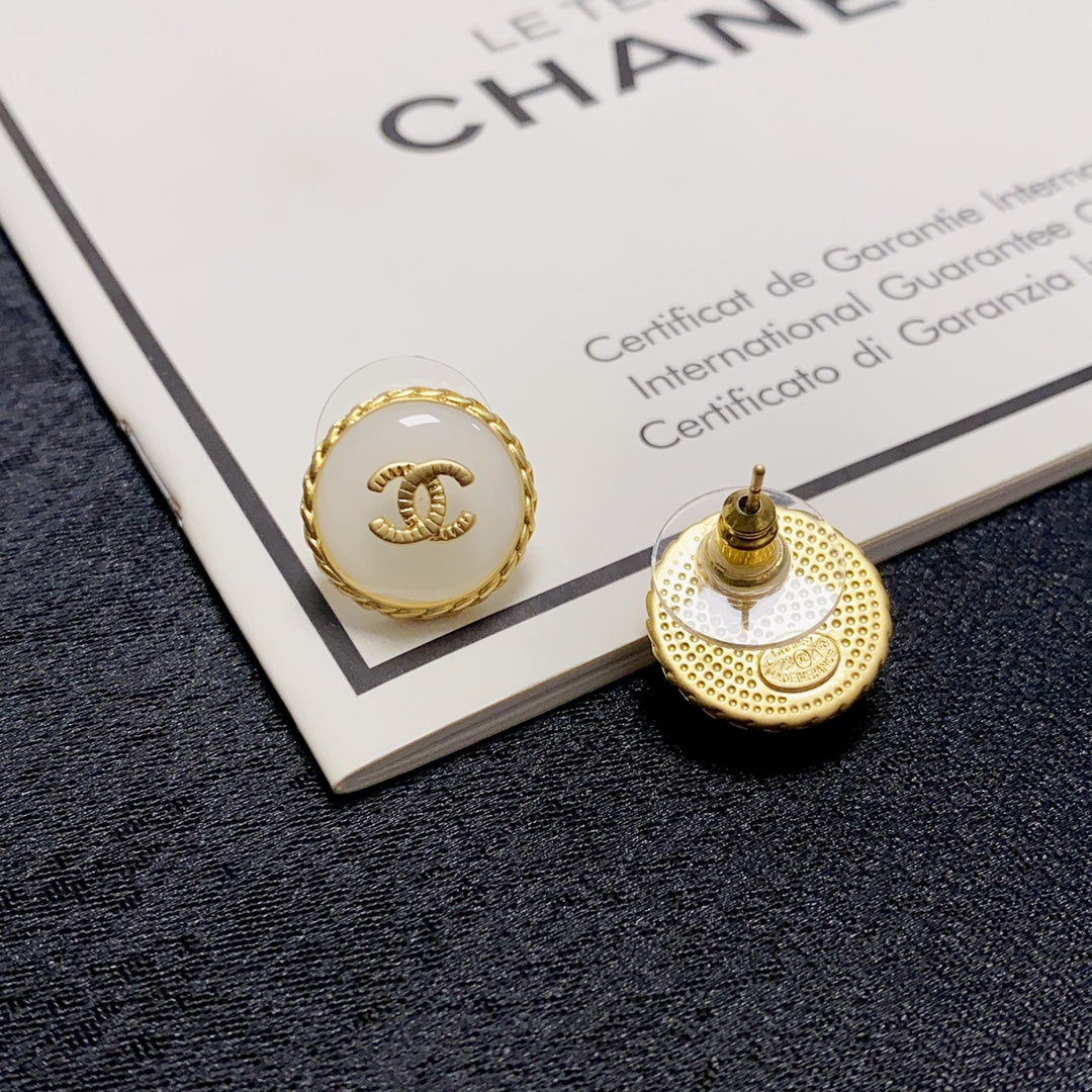 Chanel Pearl Vintage 18K Gold Earrings