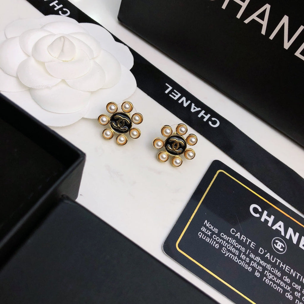 Chanel Flower Pearls 18K Gold Earrings