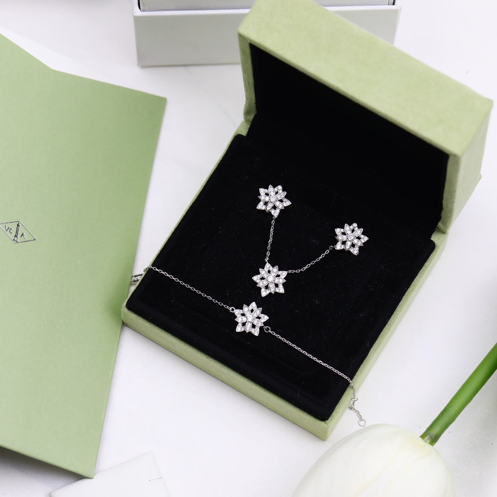 Lotus Openwork Pendant 18K Gold Necklace