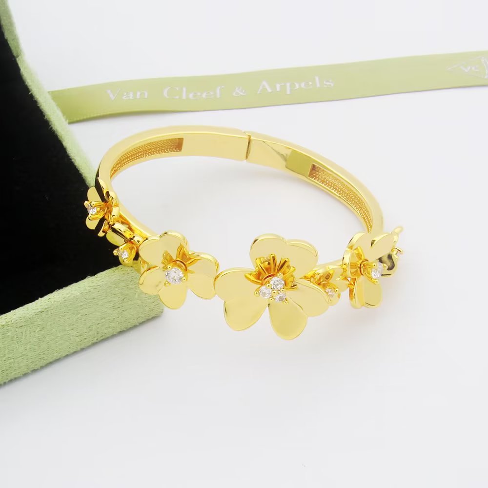 Frivole Seven Flowers 18K Gold Bracelet