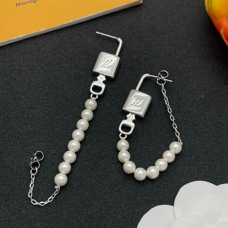 Louis Vuitton Pearl Lock Gold 18K Gold Earrings