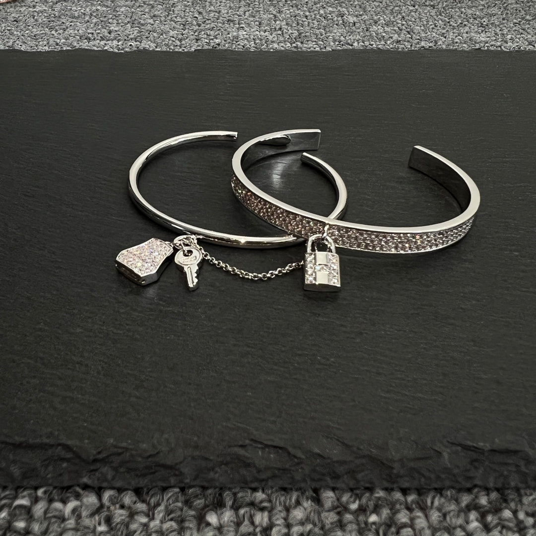 Hermes Kelly Clochette Diamonds 18K Gold Bracelet