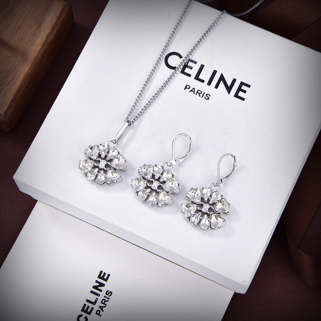 Celine Daisy 18K Gold Necklace