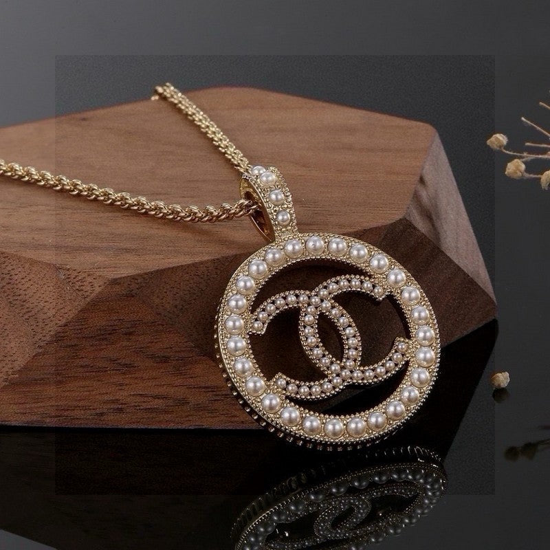 Chanel Pearl Round Gold 18K Gold Necklace