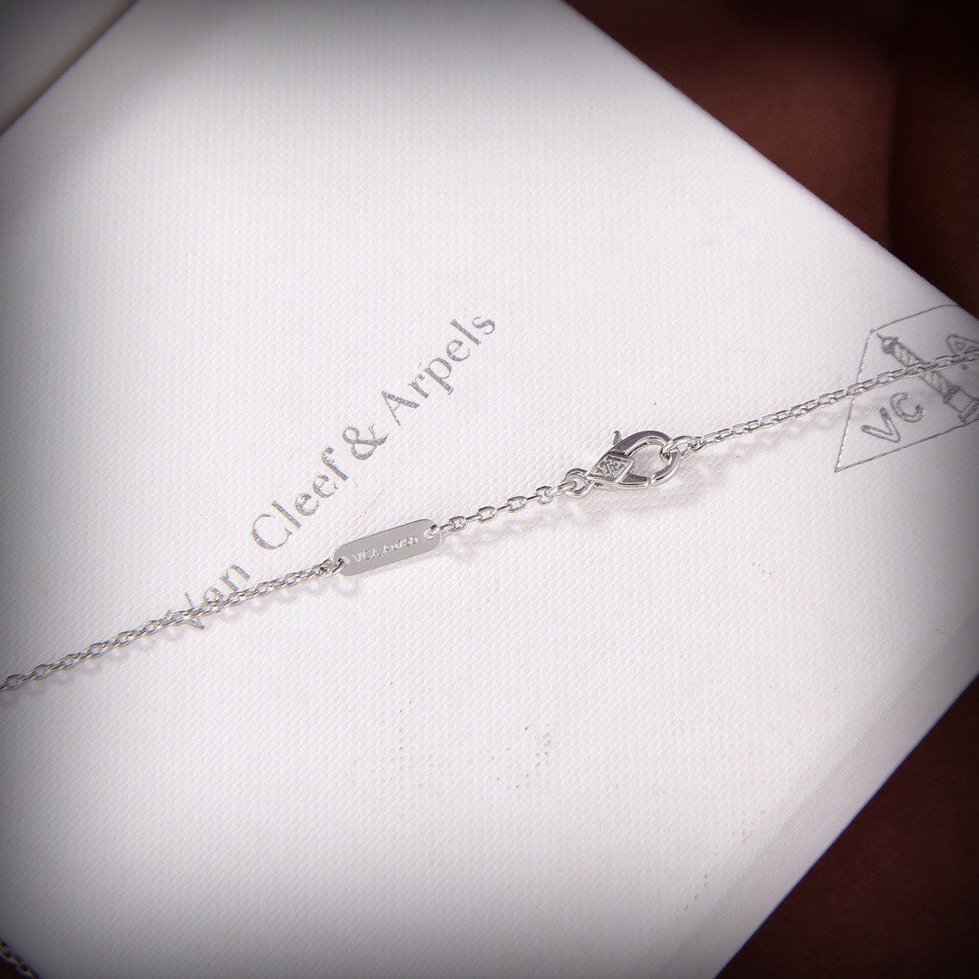 Flowerlace Pendant 18K Gold Necklace