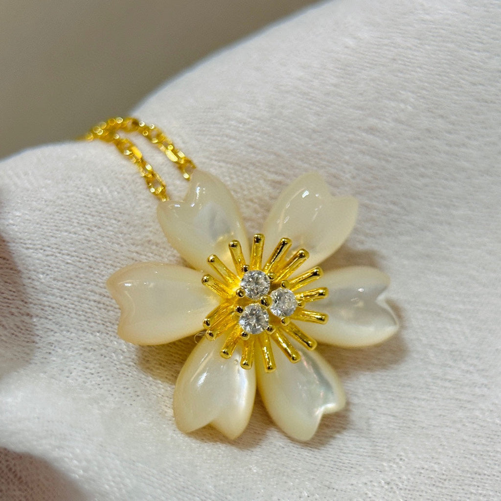 Rose de No?l 18K Gold Necklace