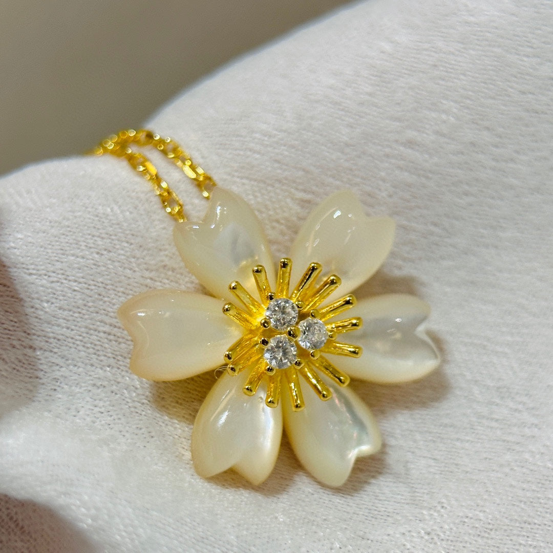 Rose de No?l 18K Gold Necklace