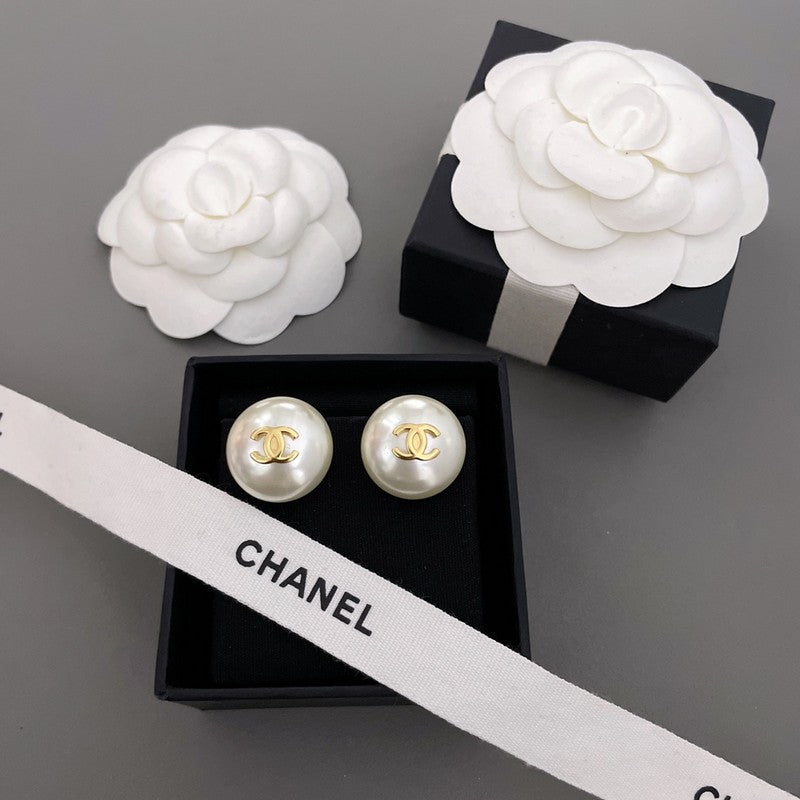 Chanel Pearl Gold Round 18K Gold Earrings