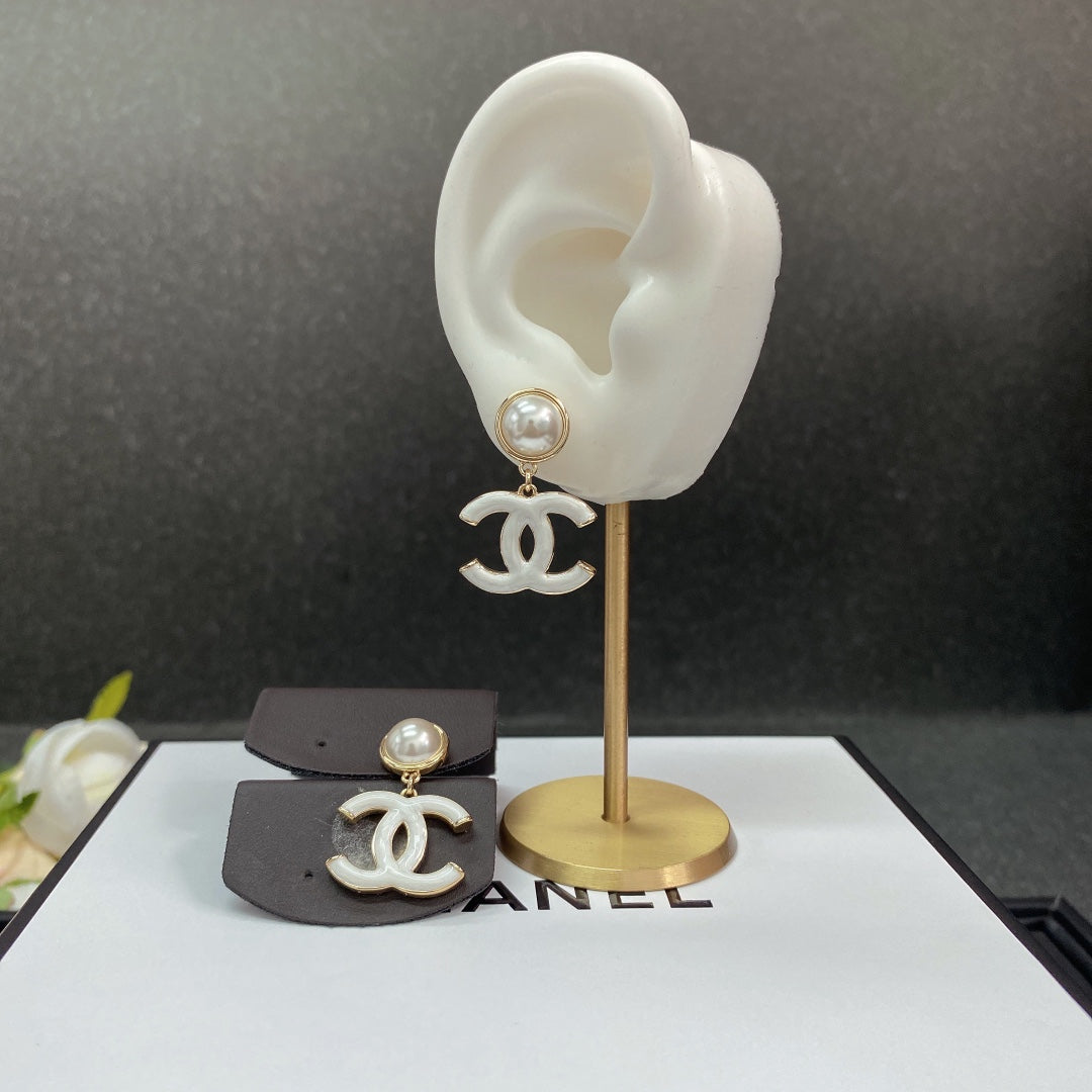 Chanel White Pearl 18K Gold Earrings