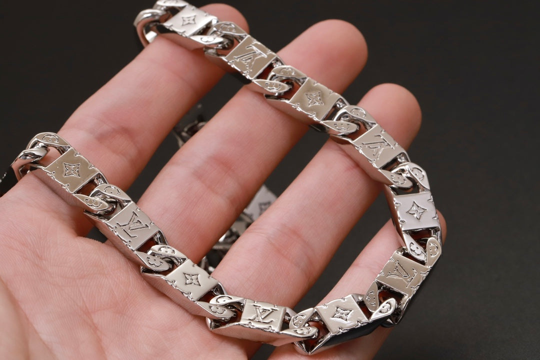 Louis Vuitton Monogram Tied Up 18K Gold Necklace