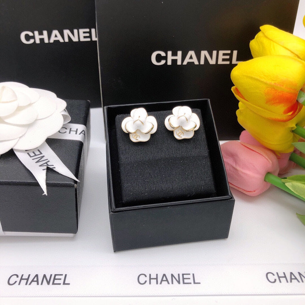 Chanel Flower Pearl 18K Gold Earrings
