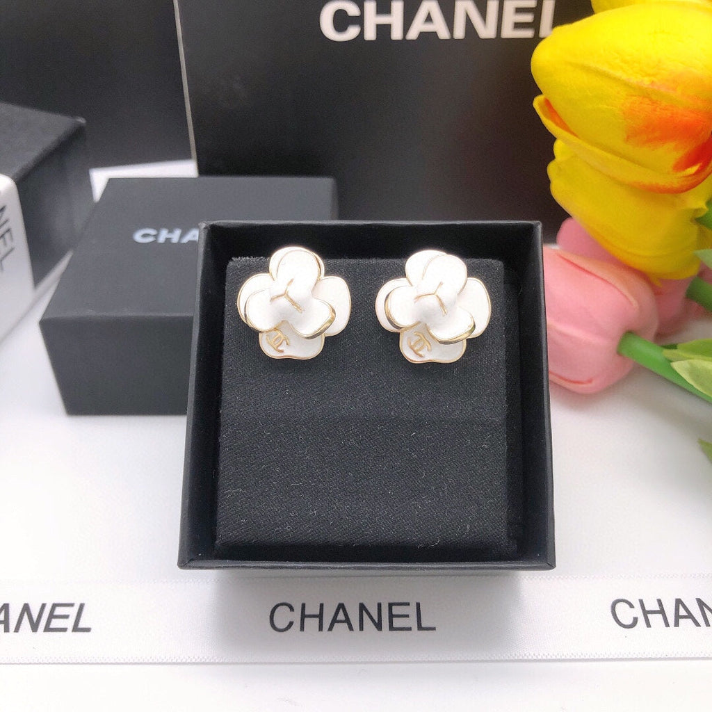 Chanel Flower Pearl 18K Gold Earrings