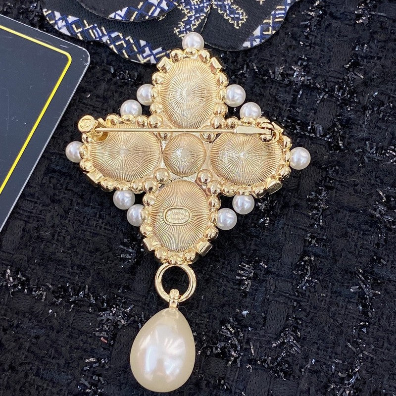 Chanel Pearl Pendant Gold 18K Gold Brooch