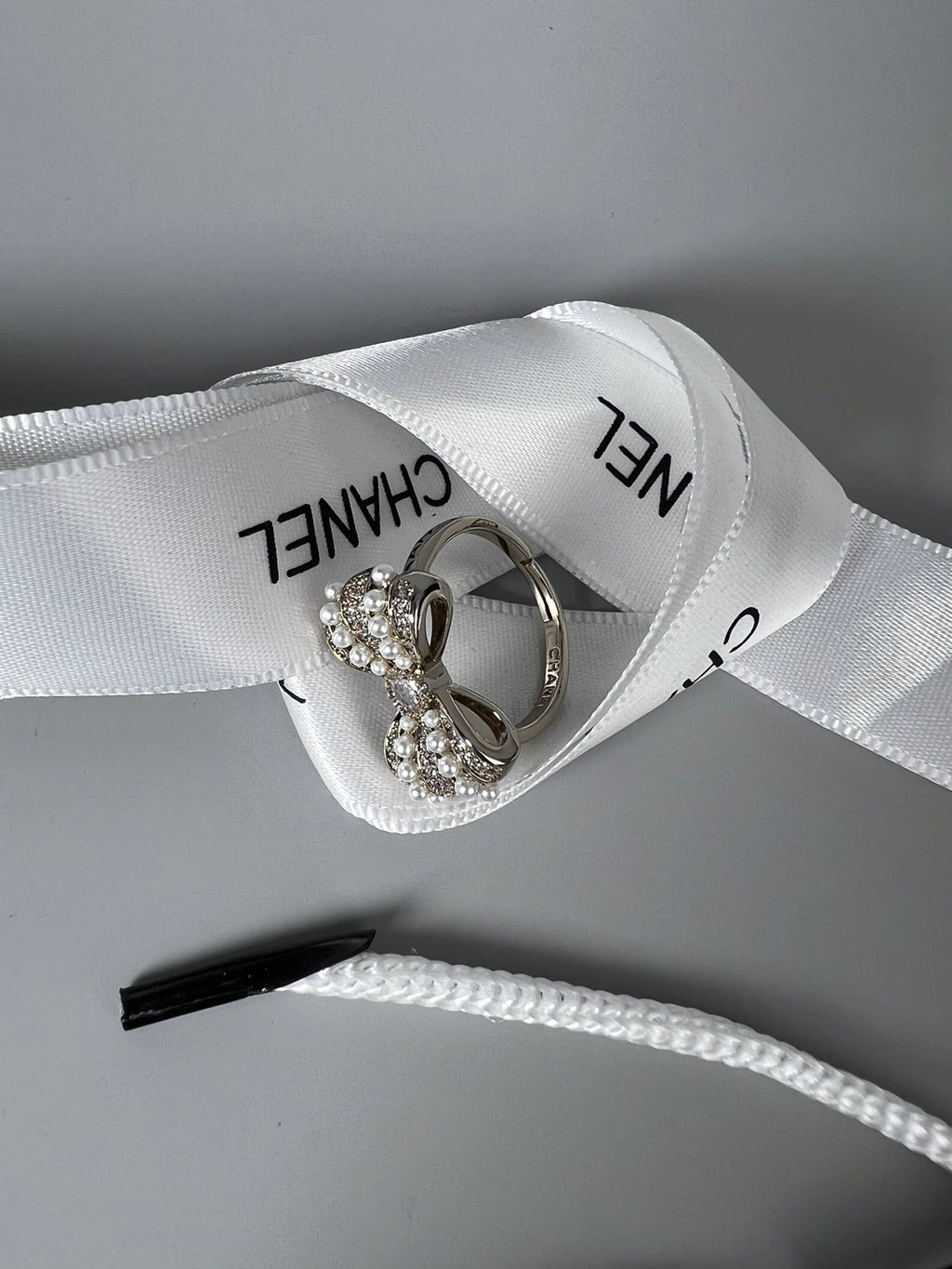 Chanel Bow Tie Pearls 18K Gold Ring