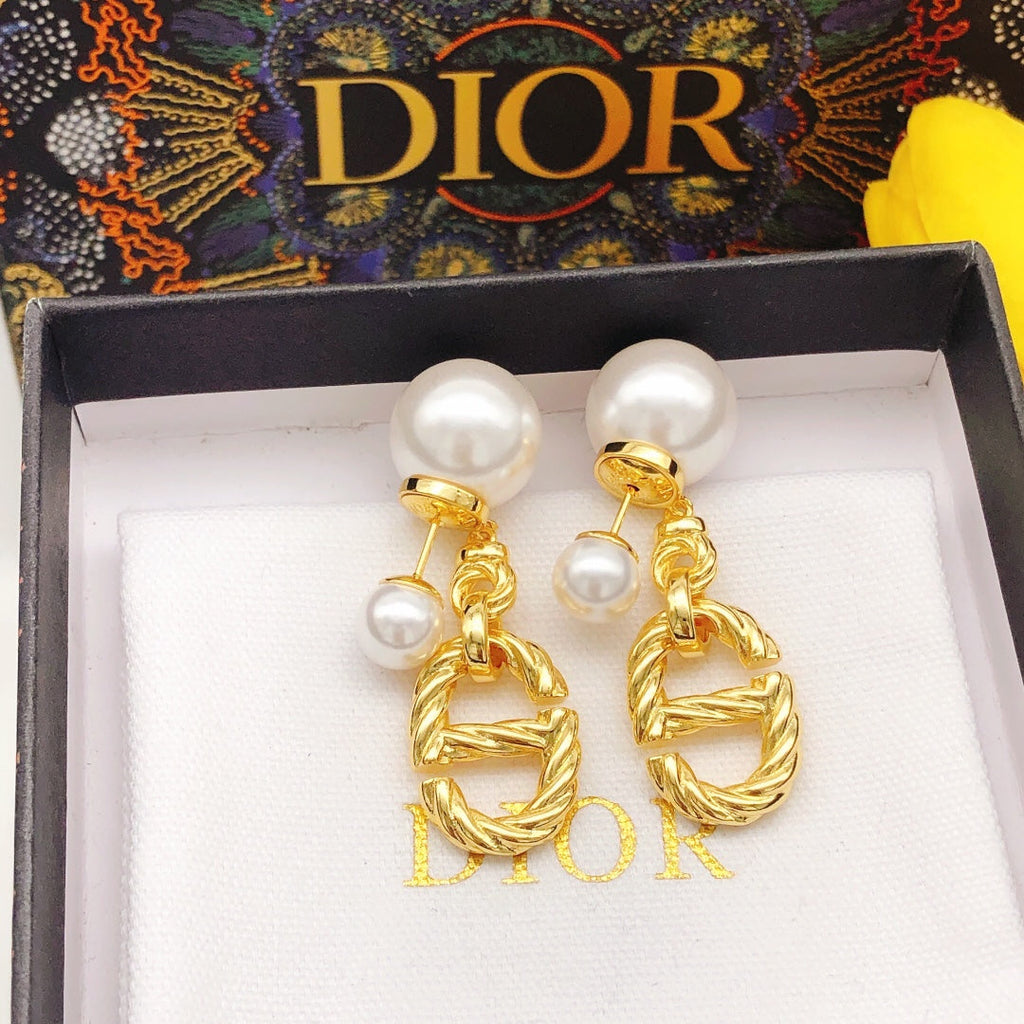 Dior 30 Montaigne Pearls 18K Gold Earrings