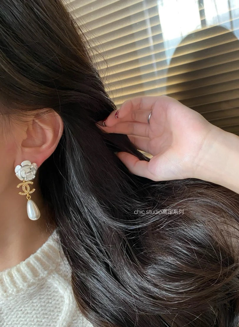 Chanel Flower Pearl 18K Gold Earrings