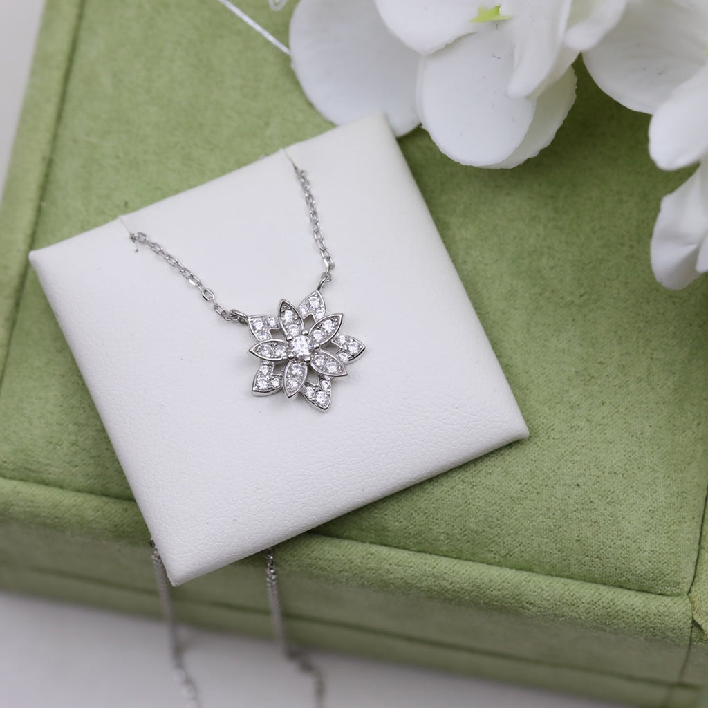 Lotus Openwork Pendant 18K Gold Necklace