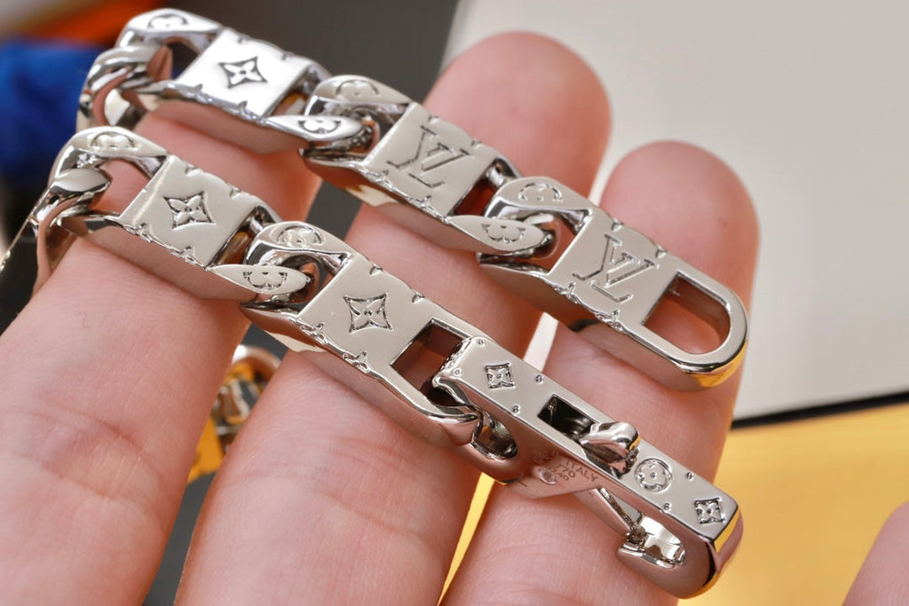Louis Vuitton Monogram Tied Up 18K Gold Necklace