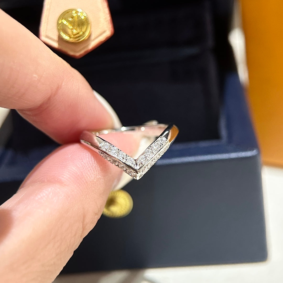Louis Vuitton V Diamonds 18K Gold Ring