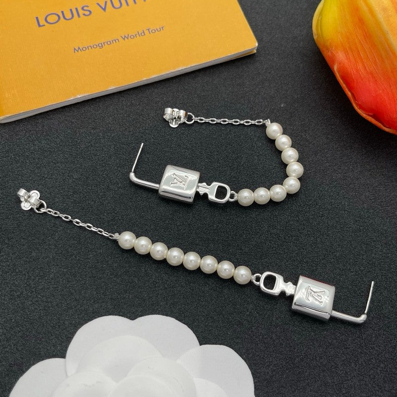 Louis Vuitton Pearl Lock Gold 18K Gold Earrings