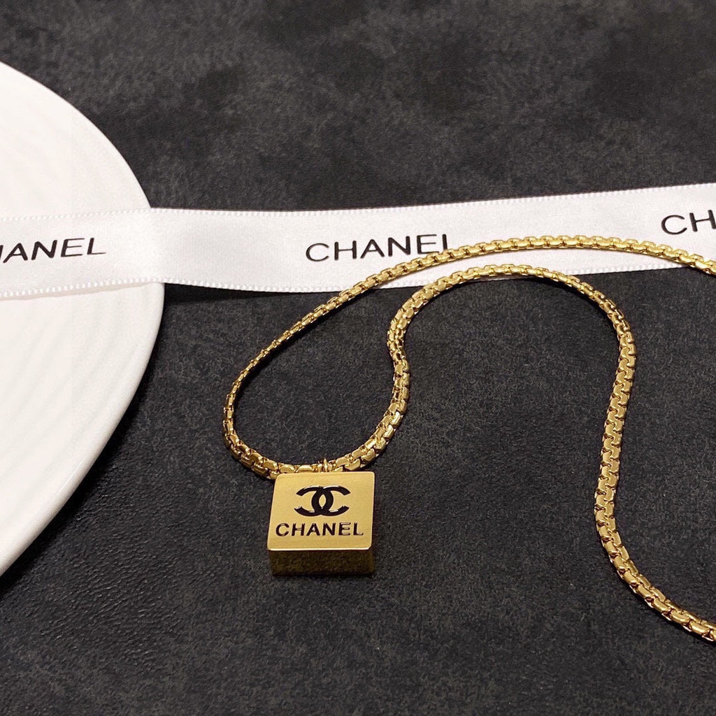 Chanel Pendant 18K Gold Necklace