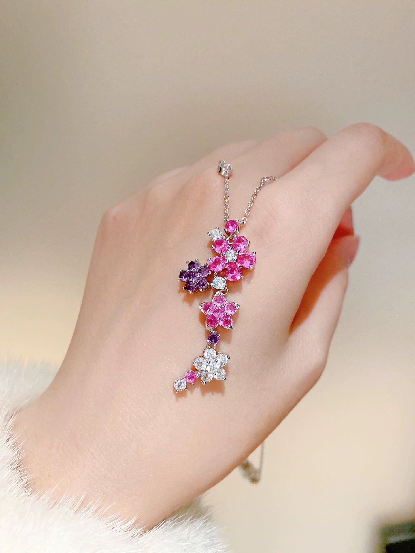 Folie Des Pr ̈¦s Pendant 18K Gold Necklace