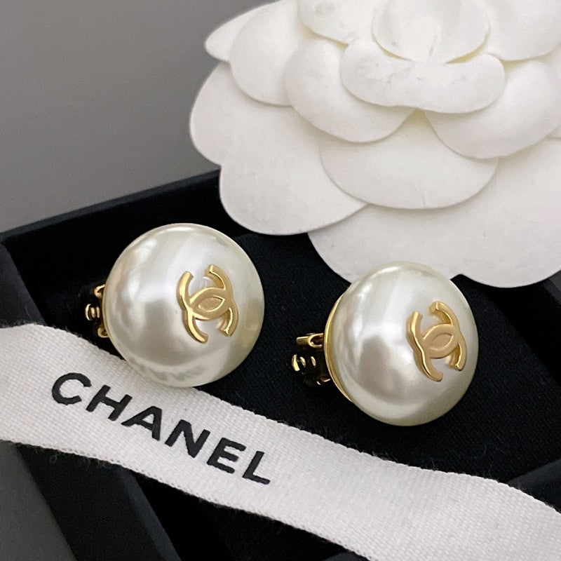Chanel Pearl Gold Round 18K Gold Earrings