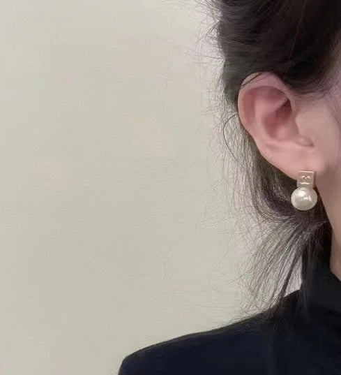 Chanel Pearls 18K Gold Earrings