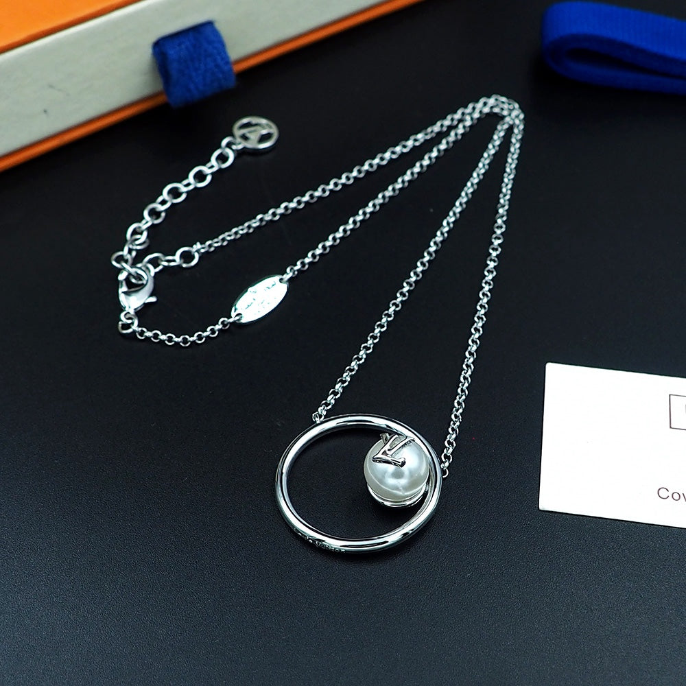Louis Vuitton Eclipse Pearls 18K Gold Necklace