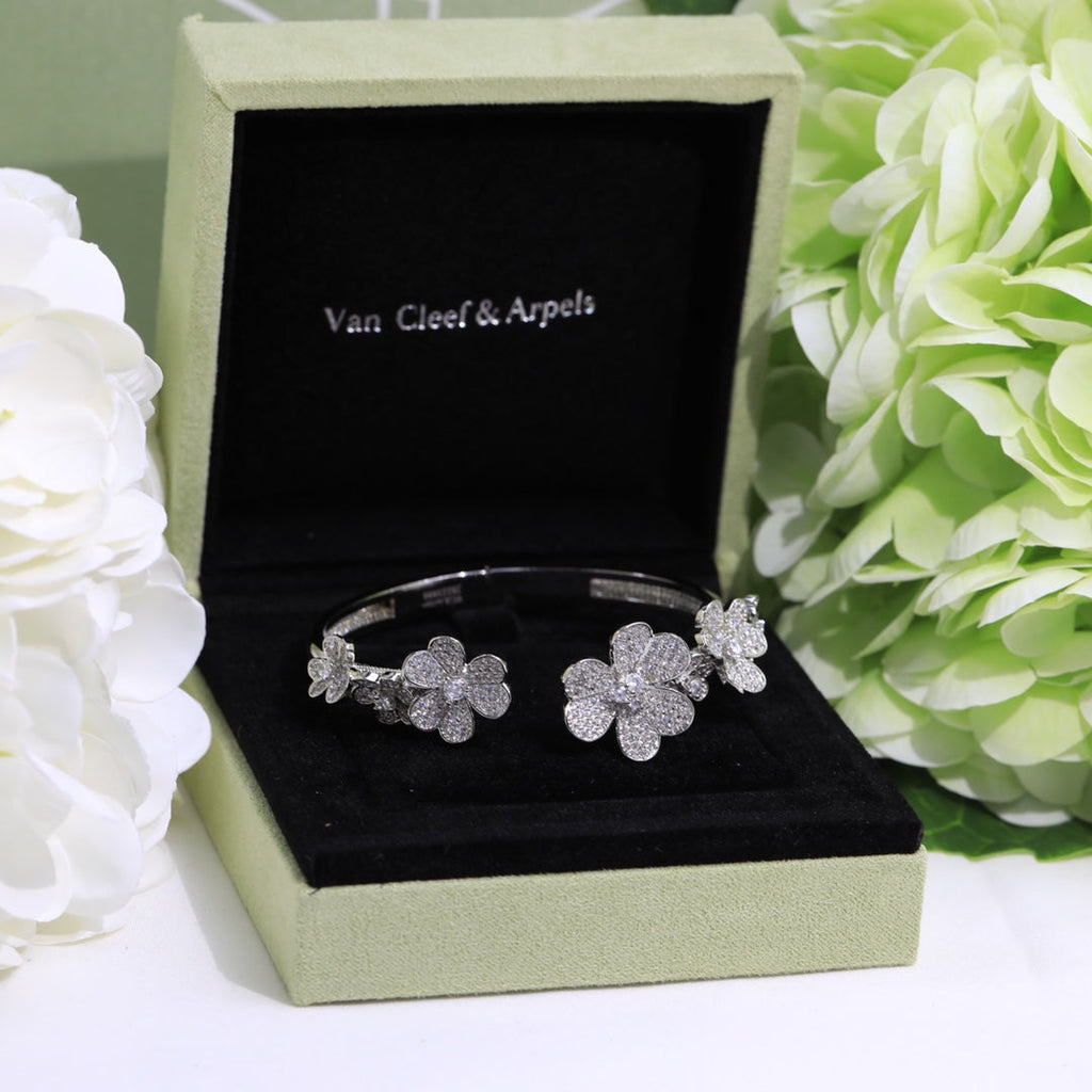Frivole Seven Flowers Diamonds 18K Gold Bracelet
