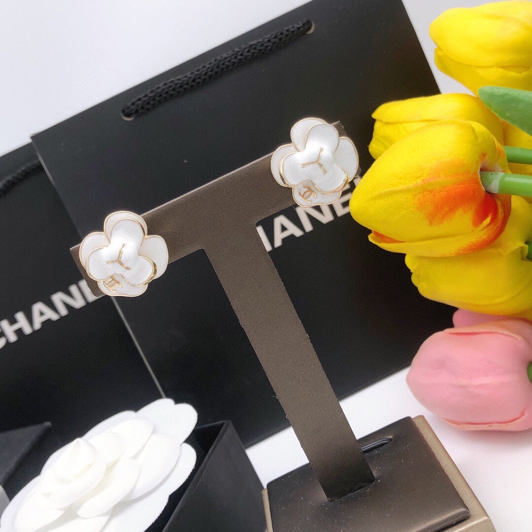 Chanel Flower Pearl 18K Gold Earrings