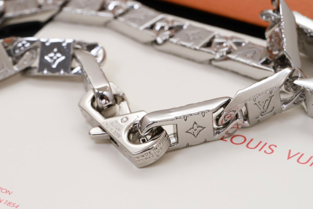Louis Vuitton Monogram Tied Up 18K Gold Necklace