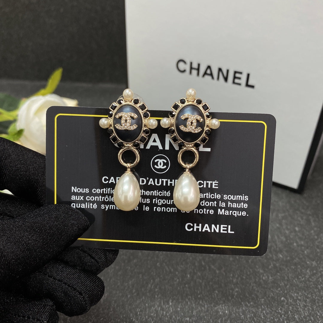 Chanel Pearl Pendant 18K Gold Earrings