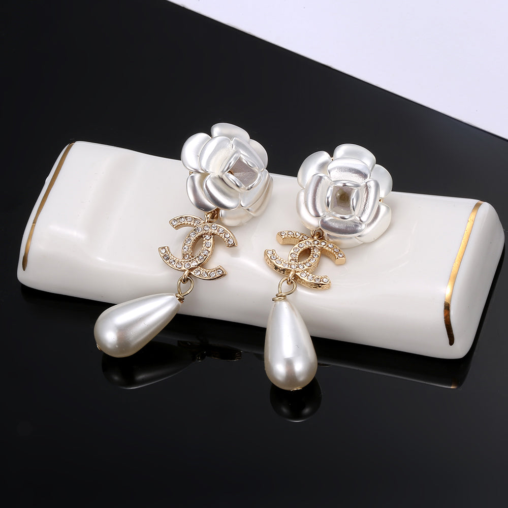 Chanel Flower Pearl 18K Gold Earrings